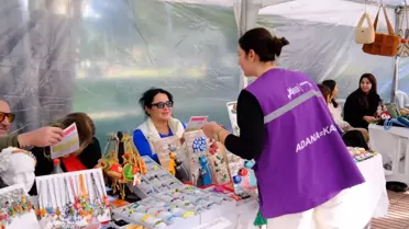Adana'da Kadın Emeği Pazarı Yılbaşı Konseptiyle Açıldı