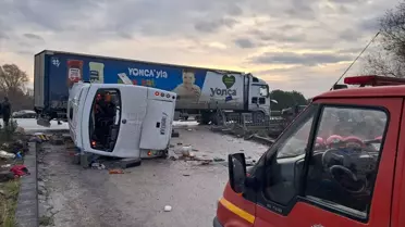 Balıkesir'de Servis Tırıyla Çarpıştı