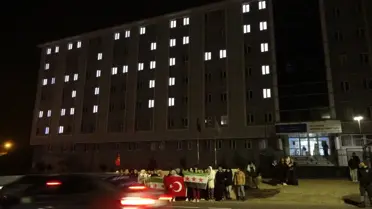 Bitlis'te Suriyeli öğrencilerden ışıklı kutlama