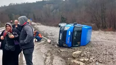 Sinop'ta Kargo Minibüsü Devrildi