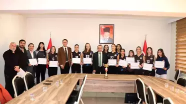 Kaymakam Öztürk, Voleybol Şampiyonu Sporcuları Ağırladı