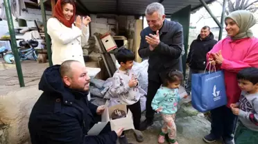 Güzelbahçe Belediye Başkanı Yeni Yılı Kapı Kapı Pasta Dağıtarak Karşıladı