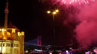 İstanbul'da yeni yıl havai fişeklerle karşılandı