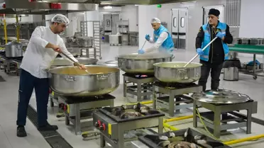 Esenyurt'ta İhtiyaç Sahiplerine Sıcak Yemek Desteği