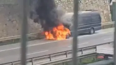 Pendik'te Tur Minibüsü Yangın Çıkardı