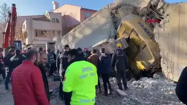 Uşak'ta İş Hanı Yıkımında Göçük: Operatör Göçük Altında Kaldı