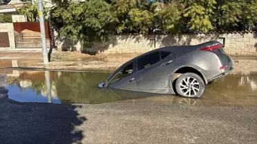 Bodrum'da su hattı patladı, otomobil çukura düştü