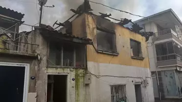 İzmir'de Yangın: Müstakil Ev Küle Döndü
