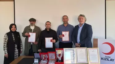 Tayfun Başdemir'e 200. Kan Bağışı Plaketi