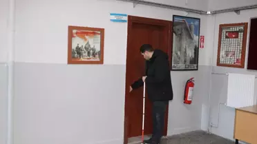Görme Engelli Öğretmen, Öğrencilerin Rehberi Oluyor
