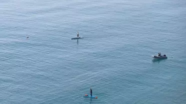 Antalya'da Güneşli Hava Denizde Yoğunluk Yarattı