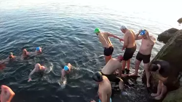 Samsun'da Kışın Denize Giren Arkadaş Grubu