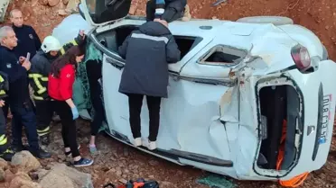 Arsuz'da Otomobil Uçuruma Yuvarlandı