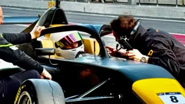 Türkiye'nin ilk kadın Formula pilotu Sena Savaşer piste çıktı