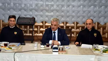 Vali Makas'tan Gazetecilere Kutlama