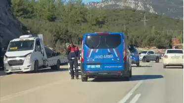 Kaş'ta Otomobil-Kamyonet Kazası: 2 Yaralı