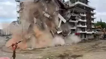 Hatay'da 7 Katlı Bina Yıkıldı