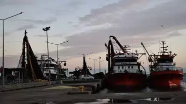 Fırtına Uyarısı: Balıkçılar Limana Sığındı