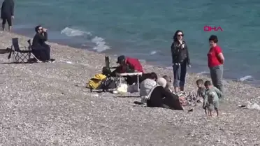 Antalya'da Sömestir Tatili Coşkusu: Aileler Konyaaltı Sahili'nde