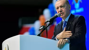 Cumhurbaşkanı Erdoğan'ın keyifli anları! Çalan şarkıya uzun uzun eşlik etti