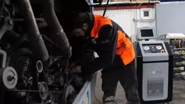Kendi otobüslerini kendileri tamir ediyor