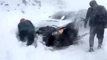 Şavşat'ta Kar Yağışıyla Yol Kapandı