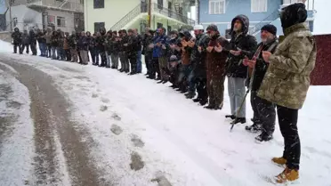 Bayburt'ta 32 yıl önce çığ felaketinde hayatını kaybedenler kar yağışı altında dualarla anıldı