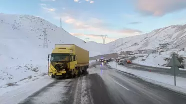Bitlis'te Tır-Otomobil Çarpışması: 1 Ölü, 2 Yaralı