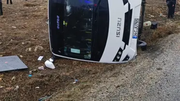 Afyonkarahisar'da Çinli Turistlerin Bulunduğu Midibüs Şarampole Devrildi: 3 Yaralı