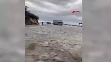 Demre'de Şiddetli Dolu ve Sel Nedeniyle D400 Karayolu Kapandı