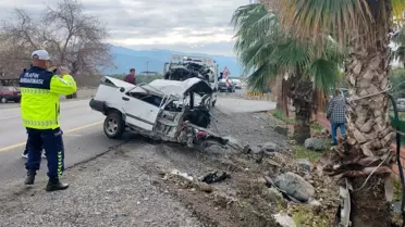 Hatay'da Tofaş, Ağaçla Çarpıştı