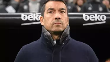Beşiktaş'ın kovduğu Van Bronckhorst işsiz kalmadı