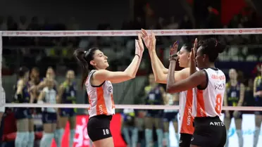 Eczacıbaşı Dynavit, Fenerbahçe Medicana'yı 3-2 Mağlup Etti