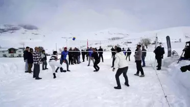 Yenice Köyü'nde 32 Yıllık Kar Voleybolu Geleneği Devam Ediyor