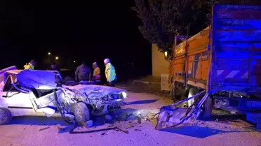 Bucak'ta Trafik Kazası: Sürücü Hurdaya Dönen Araçta Sıkıştı