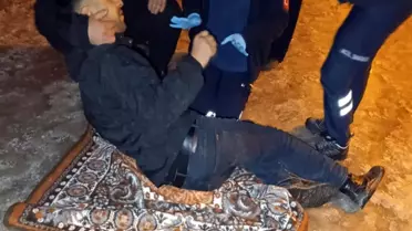 Buzlu Yolda Düşen Genç Ayağını Kırdı