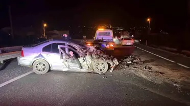 Tosya'da Trafik Kazası: Otomobil Kamyona Çarptı