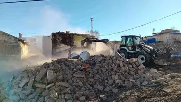 Bünyan'da Harabe Yapılar Yıkıldı