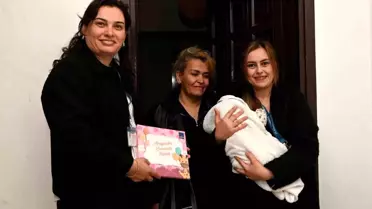 Kuşadası Belediyesi'nden Yeni Bebek Sahibi Ailelere 'Hoş Geldin' Ziyareti