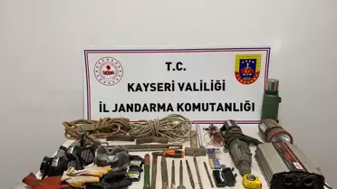 Kayseri'de Define Arayan 4 Kişi Suçüstü Yakalandı