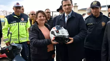 Salihli'de Motosiklet Sürücülerine Kask Dağıtıldı