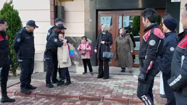 Polisten şehit kızı Eylül'e sürpriz; kortej eşliğinde okuluna bıraktılar