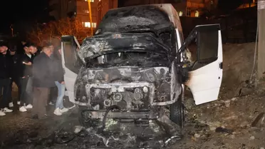 Yahyalı'da Park Halindeki Servis Minibüsü Alev Alev Yandı