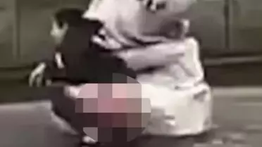 Kimseye aldırmadan şehrin göbeğindeki tarihi anıt önünde tuvaletini yaptı