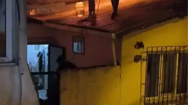 Beyoğlu'nda Gecekonduda Çıkan Yangında Bir Kişi Hastaneye Kaldırıldı