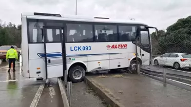 İstanbul'da Servis Minibüsü Bariyerlere Çarptı