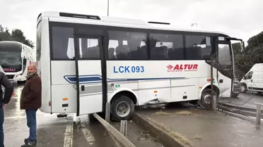 Yağışlı Havada Kontrolü Kaybeden Servis Midibüsü Bariyerlere Çarptı