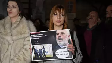 Arnavutluk'ta Yolsuzluk Protestosu