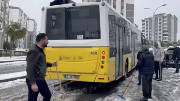 İstanbul'da Kar Yağışı, İETT Otobüsü Yolda Kaldı