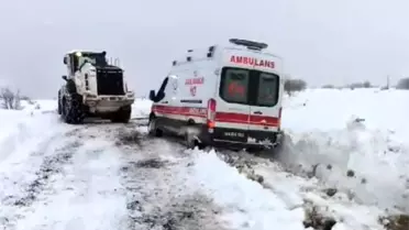 Kara Saplanan Ambulans Büyükşehir Belediyesi Ekipleri Tarafından Kurtarıldı